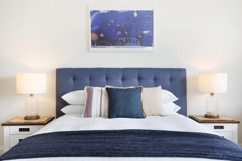 King size studio with water view, walk to the city
