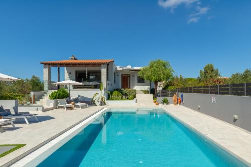 Villa Ampelaki - with heated pool