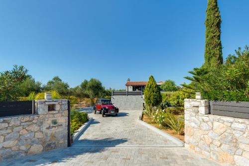 Villa Ampelaki - with heated pool