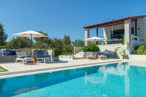 Villa Ampelaki - with heated pool