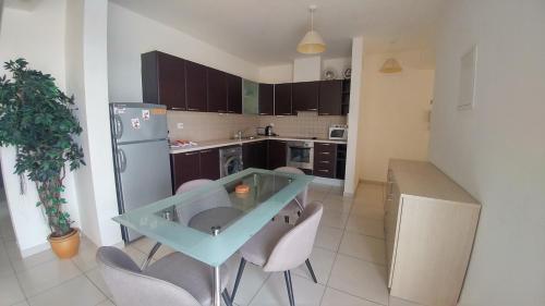 Kitchen, Pyla Palms A1 204 in Pyla