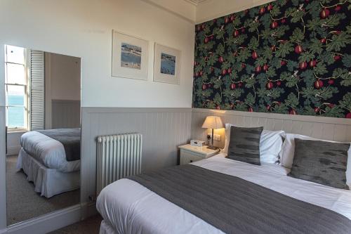 Henry's, 27 The Terrace – St. Ives