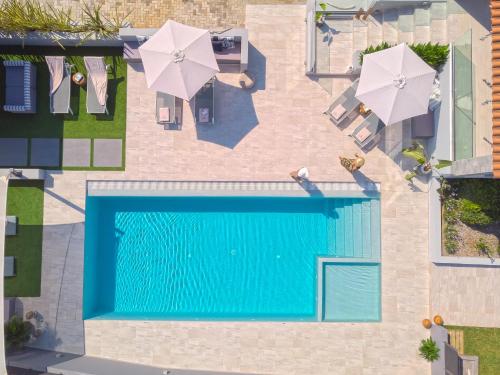 Villa Ampelaki - with heated pool