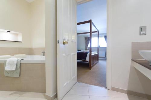 Roman Way Hotel - image 7