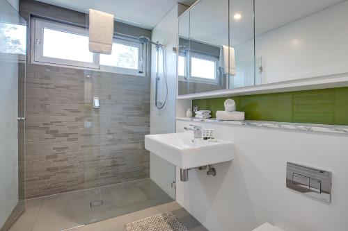 Bathroom, Spacious 2-Bed Apartment Close to City in Mosman