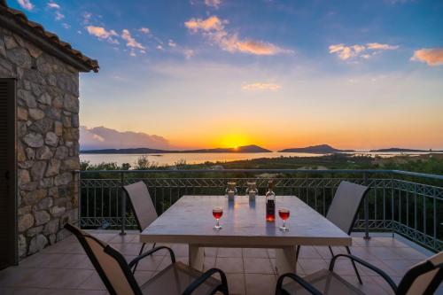  Gialova Villa Sleeps 4 Pool Air Con WiFi in Gialova