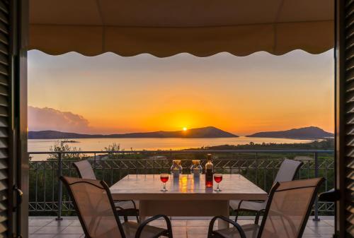  Gialova Villa Sleeps 4 Pool Air Con WiFi, Ferienwohnung in Gialova