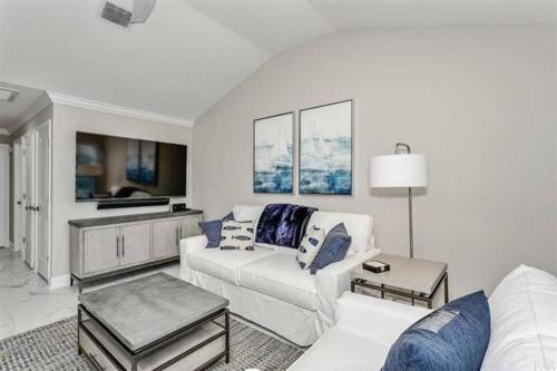 Stylish 2BR Luxury Retreat on Pensacola Beach - image 5
