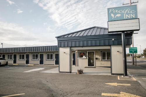 Pacific Inn - image 9