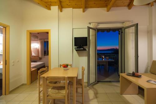  Gialova Villa Sleeps 2 Pool Air Con WiFi in Gialova