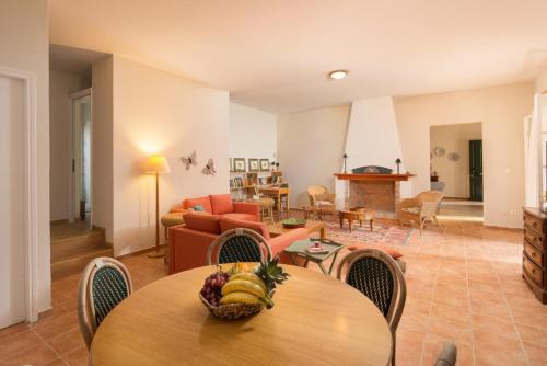  Pikoulatika Villa Sleeps 8 Pool Air Con WiFi in Perama