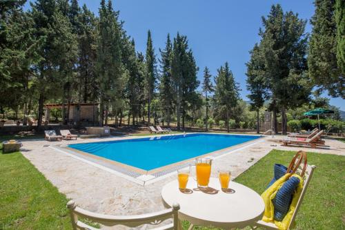  Pikoulatika Villa Sleeps 8 Pool Air Con WiFi in Perama