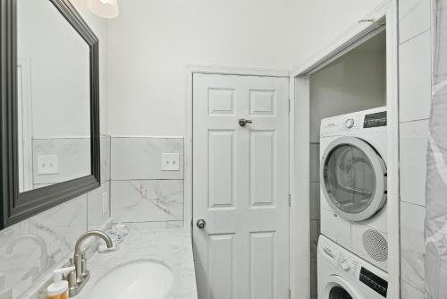 Modern 2br - Steps to Main St. & Parking Avail.