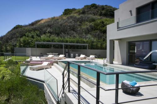  Kleismata Villa Sleeps 10 Pool Air Con WiFi in Klísmata