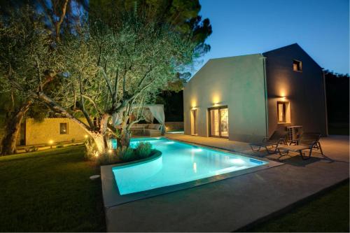  Kleismata Villa Sleeps 2 Pool Air Con WiFi, Ferienwohnung in Klísmata