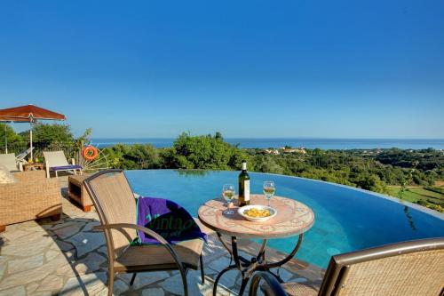  Skala Villa Sleeps 4 Pool Air Con WiFi in Ratzaklíon