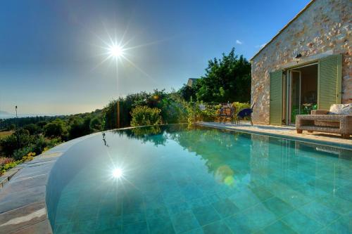  Skala Villa Sleeps 4 Pool Air Con WiFi in Ratzaklíon