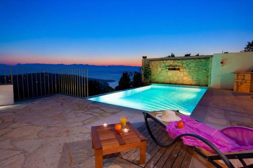  Sarakinatika Villa Sleeps 4 Pool Air Con WiFi in Víngla