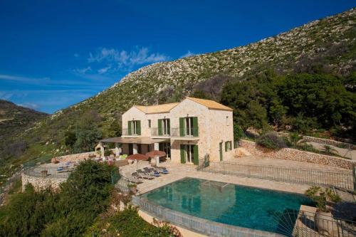  Fanies Villa Sleeps 8 Pool Air Con WiFi in Faniaí