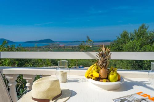  Gialova Villa Sleeps 2 Pool Air Con WiFi in Gialova