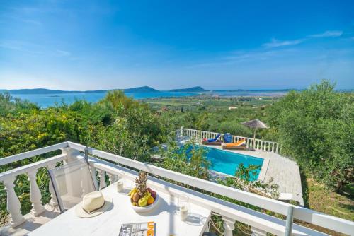  Gialova Villa Sleeps 2 Pool Air Con WiFi, Ferienwohnung in Gialova