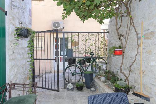 Apartments by the sea Makarska - 17903 - image 2
