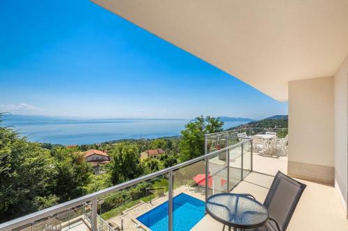 ระเบียง/ชานเรือน, Luxury villa with a swimming pool Icici, Opatija - 17959 in โปเลียเน