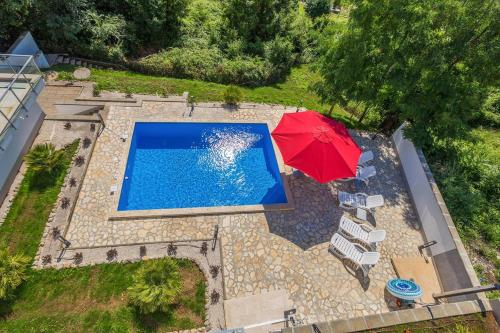 Luxury villa with a swimming pool Icici, Opatija - 17959 in โปเลียเน