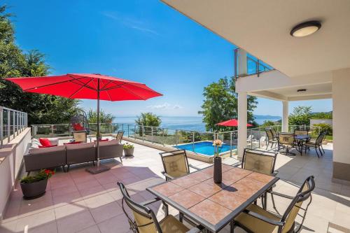 ระเบียง/ชานเรือน, Luxury villa with a swimming pool Icici, Opatija - 17959 in โปเลียเน