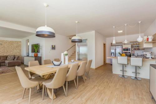 บริการและสิ่งอำนวยความสะดวก, Luxury villa with a swimming pool Icici, Opatija - 17959 in โปเลียเน