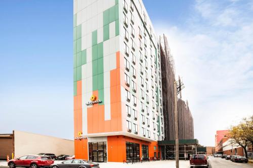 La Quinta Inn and Suites by Wyndham Long Island City - image 2