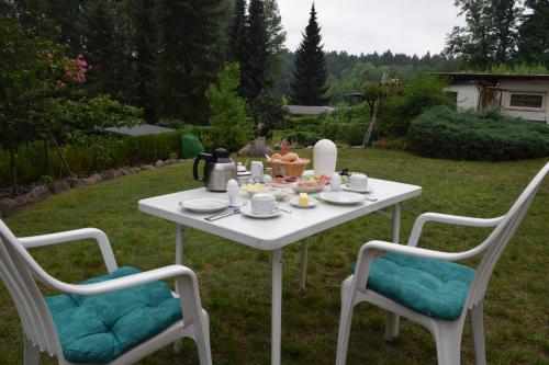 อาหารและเครื่องดื่ม, Ferienwohnung am Wald in เชอเนเฟลด์