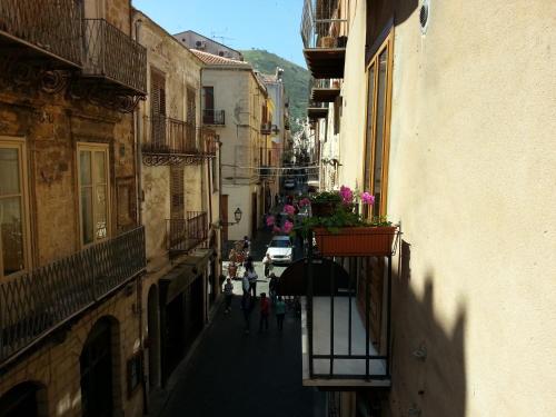 Double Room with Balcony image 4