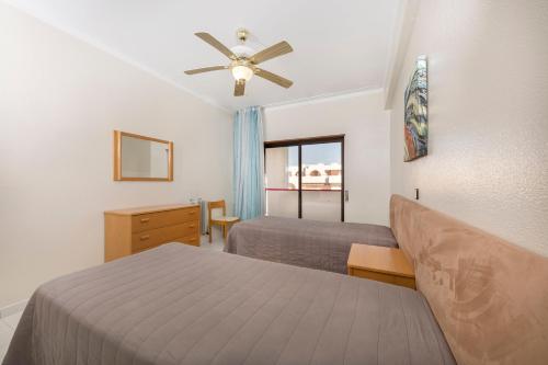 2 twin beds, 1 sofa bed