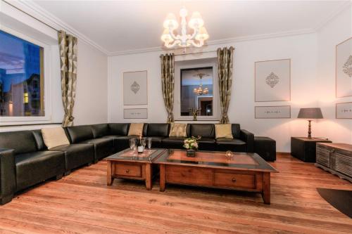 Zythogite, 23 personnes, 9 chambres, 6 salles de bain, bbq, jacuzzi, jardin, billard in Tintigny