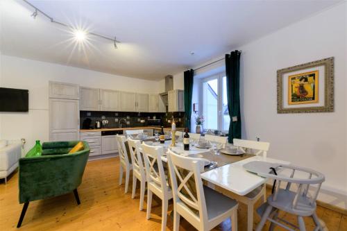 Zythogite, 23 personnes, 9 chambres, 6 salles de bain, bbq, jacuzzi, jardin, billard in Tintigny