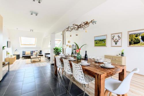 Zythogite, 23 personnes, 9 chambres, 6 salles de bain, bbq, jacuzzi, jardin, billard in Tintigny