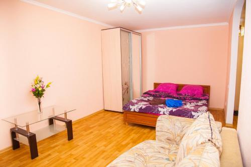 Semi-luxury Apt on Nezalezhnoi Ukrаiny 63 near Intourist Hotel
