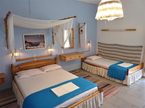 1 double bed, 1 twin bed