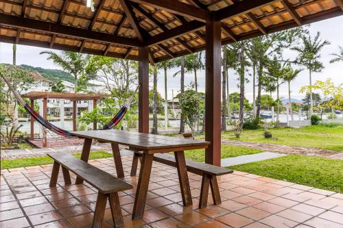 Casa em meio a natureza, em frente ao canal