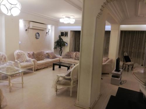 Létesítmények, Manial CAIRO شقه فرش مودرن 145متر علي شارع المنيل الرئيسي جزيرة المنيل الروضة قريبه جدا من النيل (Manial CAIRO شقه فرش مودرن 145متر علي شارع المنيل الرئيسي جزيرة المنيل الروضة قريبه جدا من النيل) near St George-templom