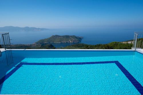  Defaranata Villa Sleeps 6 with Pool and Air Con in Dhefaranáta