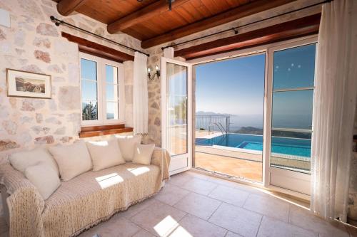  Defaranata Villa Sleeps 6 with Pool and Air Con in Dhefaranáta