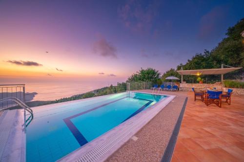  Defaranata Villa Sleeps 6 with Pool and Air Con, Ferienwohnung in Dhefaranáta