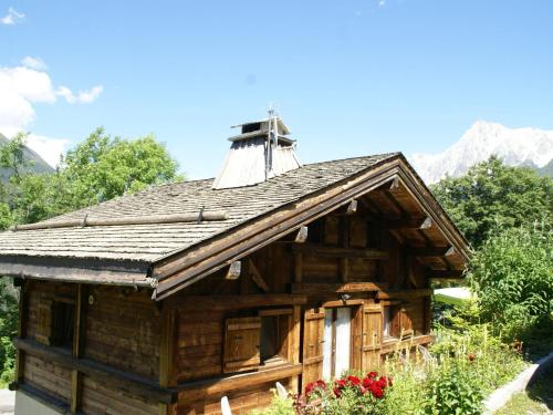 Peaceful Chalet in Les Houches with Mountain Views