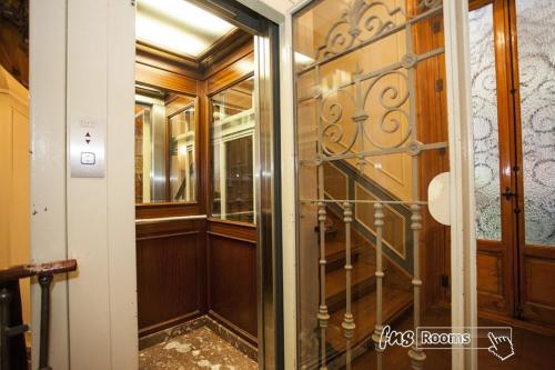 Single Room with Shared Bathroom image 8