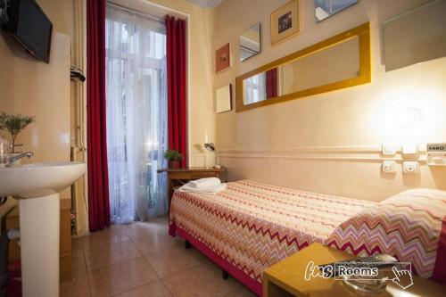 Single Room with Shared Bathroom image 9