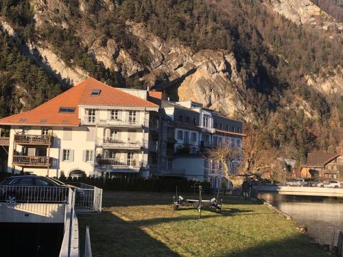 City Center Apartment with Mountain View