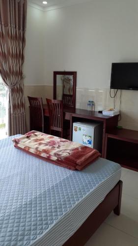 a bedroom with a bed and a desk, Nha nghi Binh Yen in Pleiku (Gia Lai)