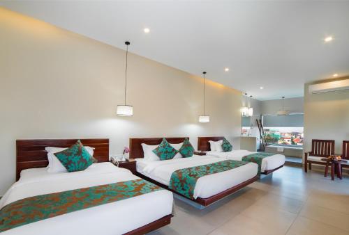 3 twin beds